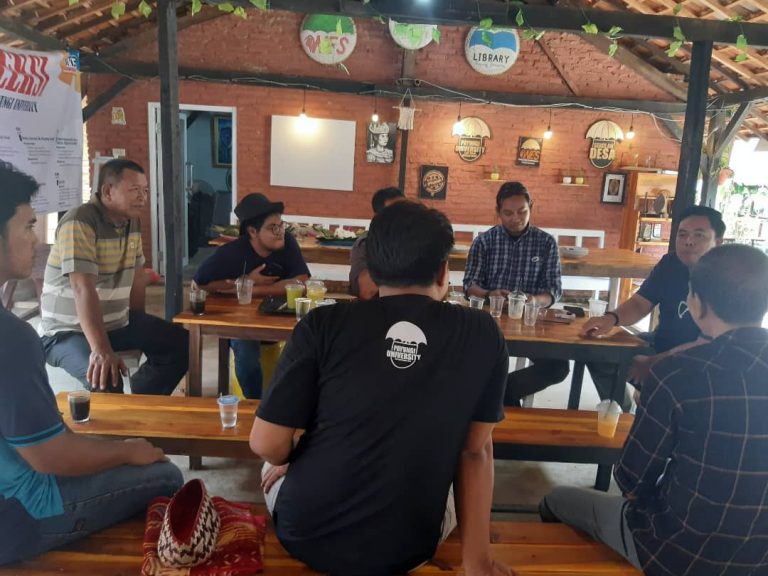 Belajar Kreativitas dari Payungi Upaya Masyarakat Penyangga TNWK Kembangkan Wisata